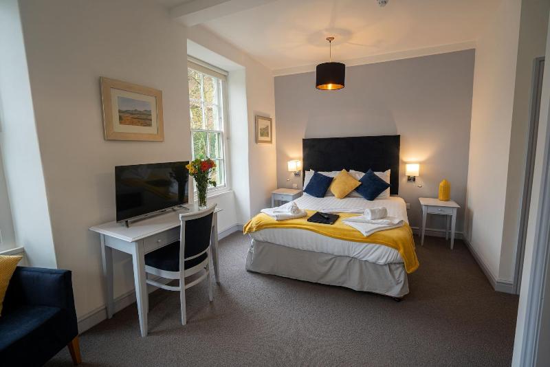 The Grapes Hotel image