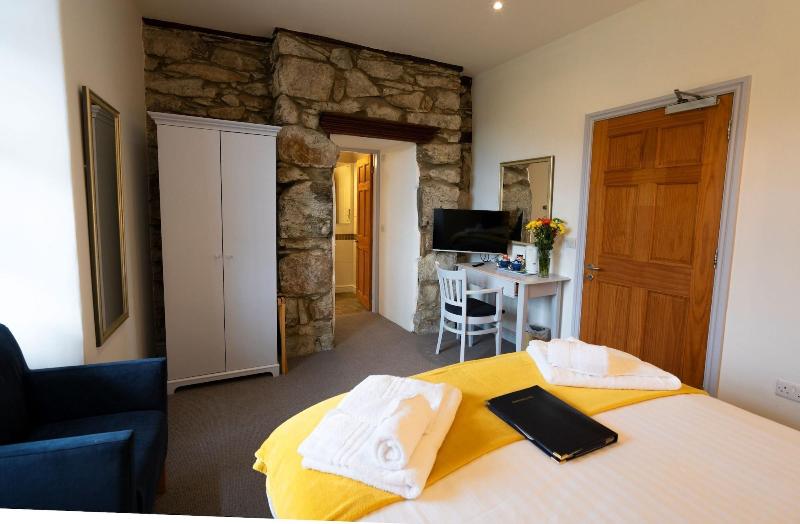 The Grapes Hotel image