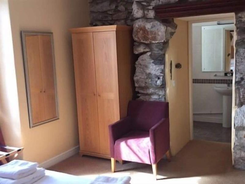 The Grapes Hotel image