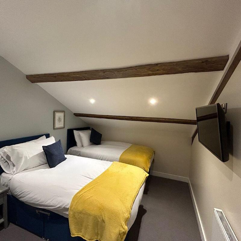 The Grapes Hotel image