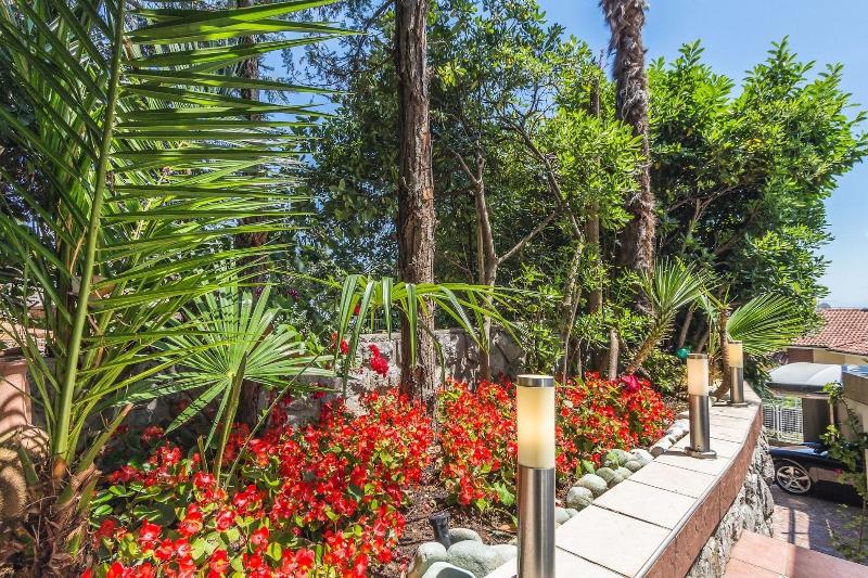 Villa Roses Apartments & Wellness image