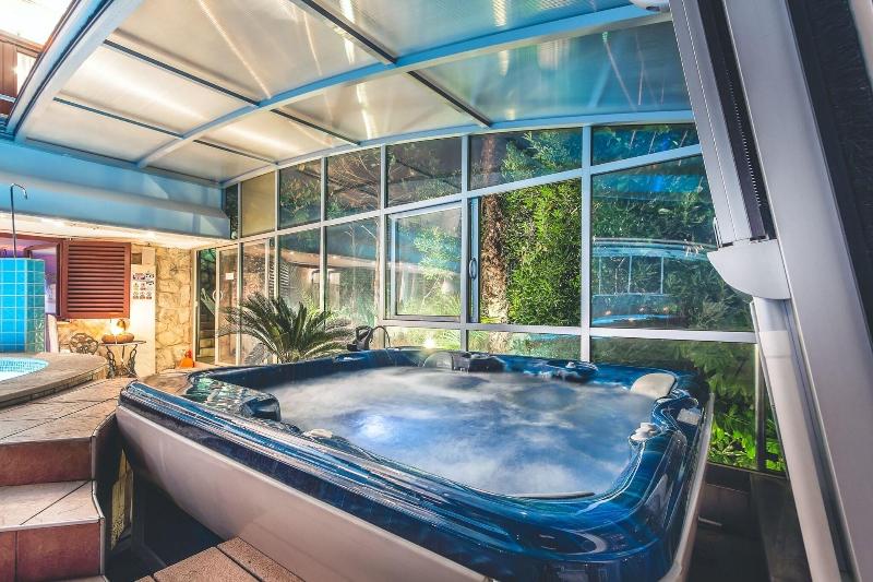 Villa Roses Apartments & Wellness image