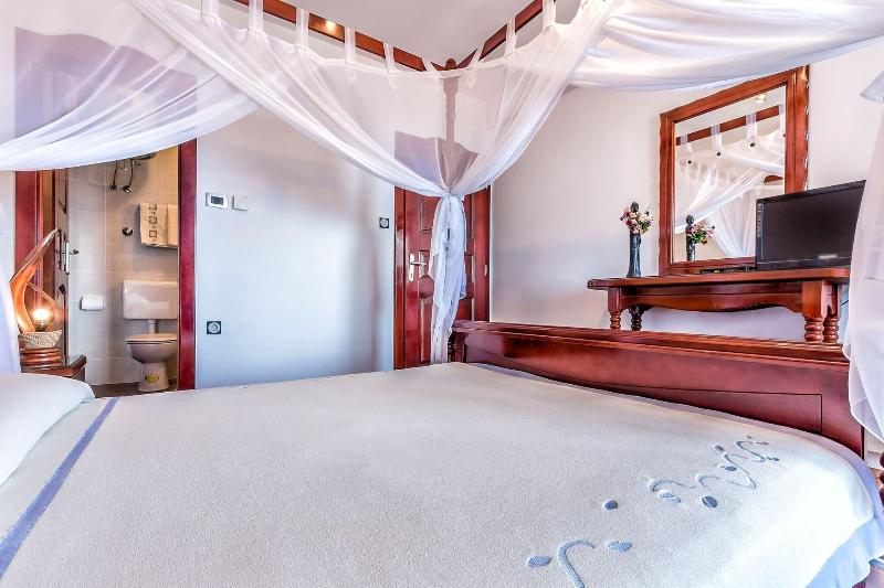 Villa Roses Apartments & Wellness image