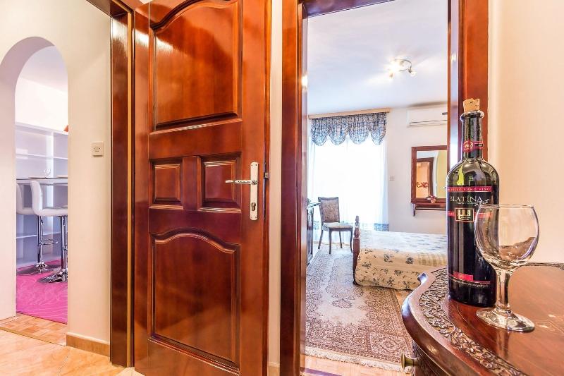 Villa Roses Apartments & Wellness image