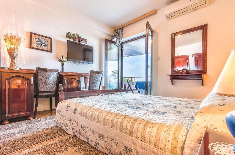 Villa Roses Apartments & Wellness image