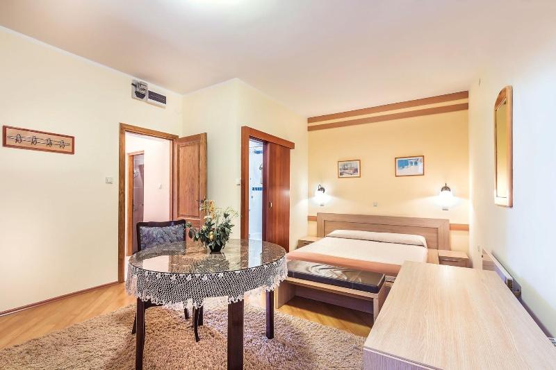 Villa Roses Apartments & Wellness image
