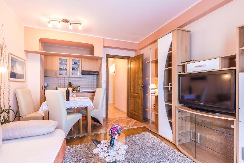 Villa Roses Apartments & Wellness image