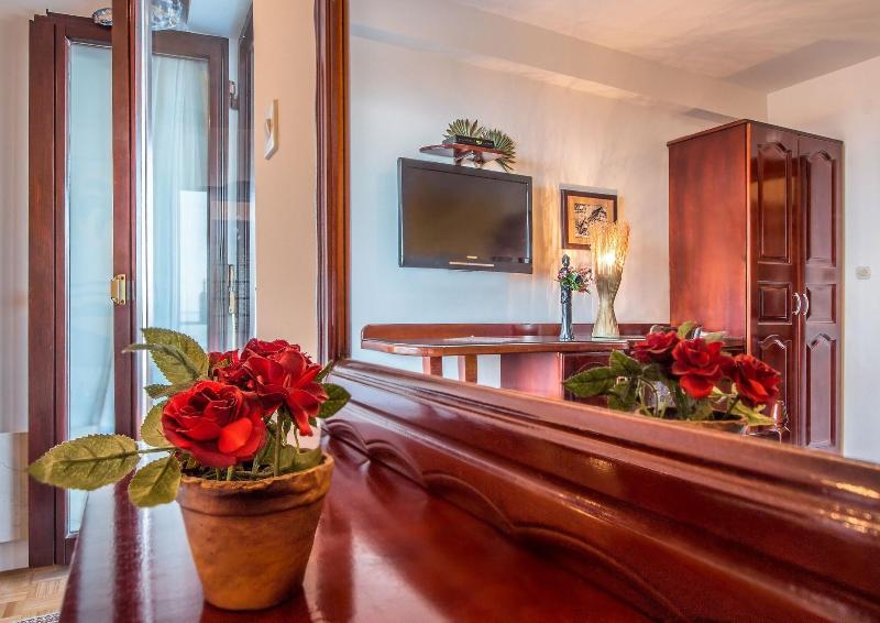 Villa Roses Apartments & Wellness image