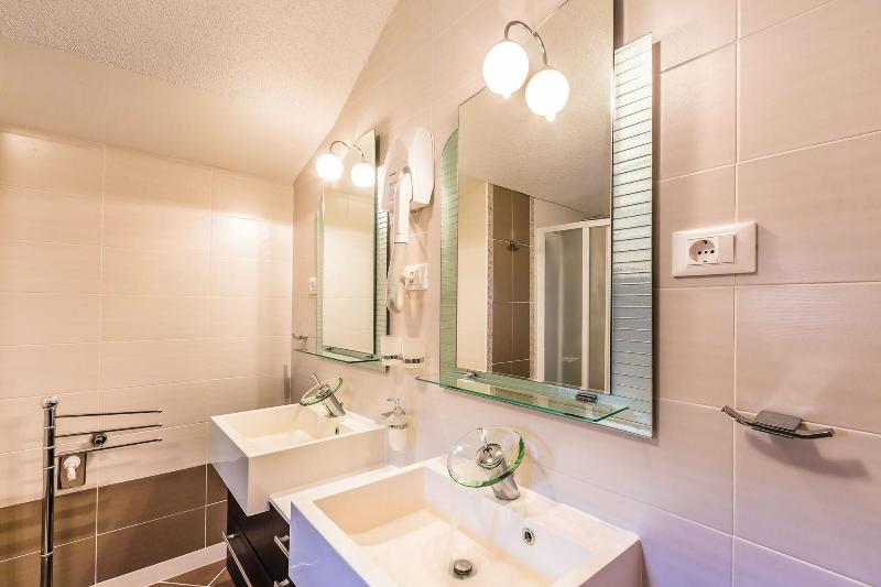 Villa Roses Apartments & Wellness image