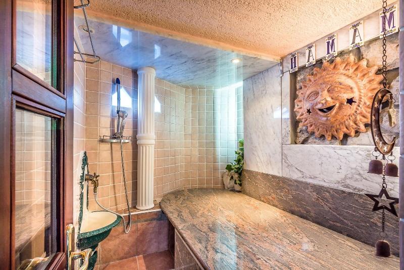 Villa Roses Apartments & Wellness image