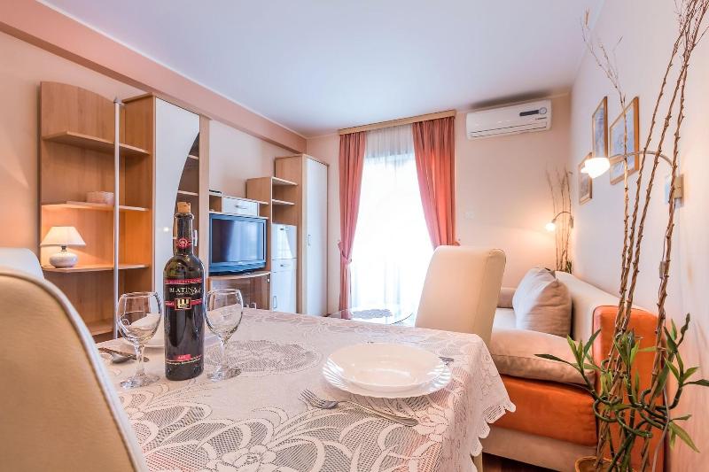 Villa Roses Apartments & Wellness image