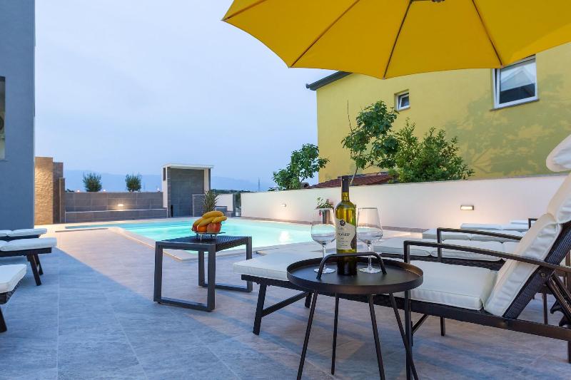 Pool Apartments Lucky Luke image