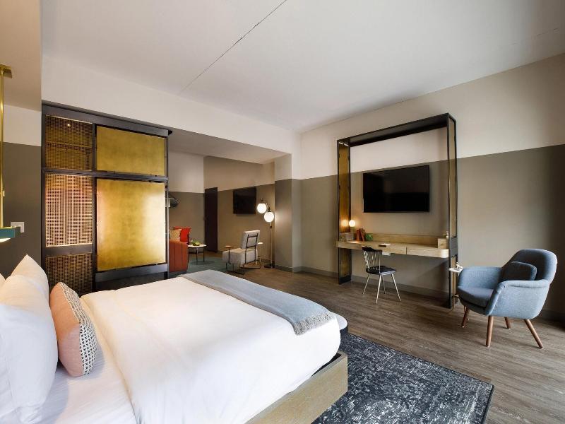 Cyrus Hotel image