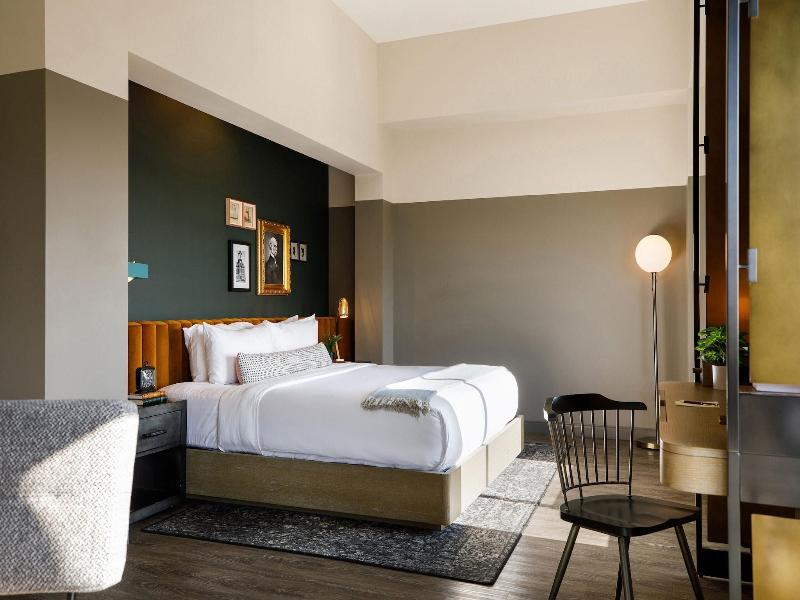 Cyrus Hotel image