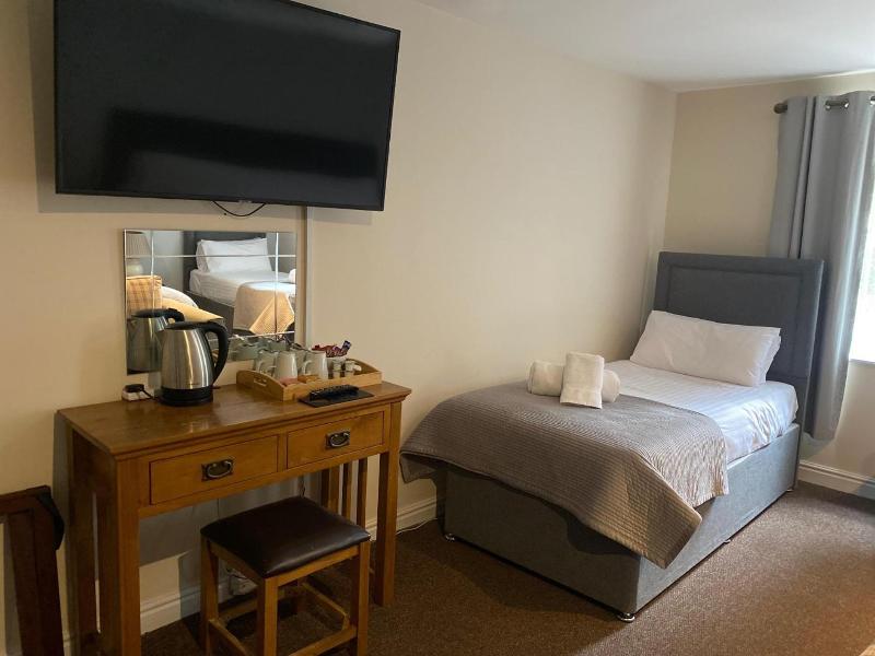 The Oaks Hotel image