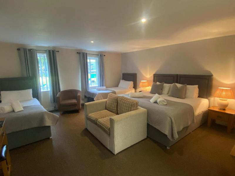 The Oaks Hotel image