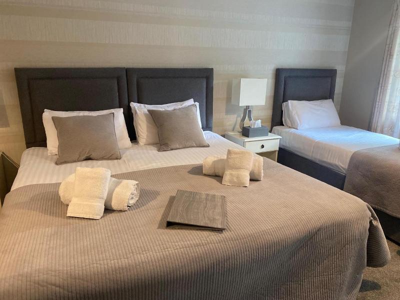 The Oaks Hotel image