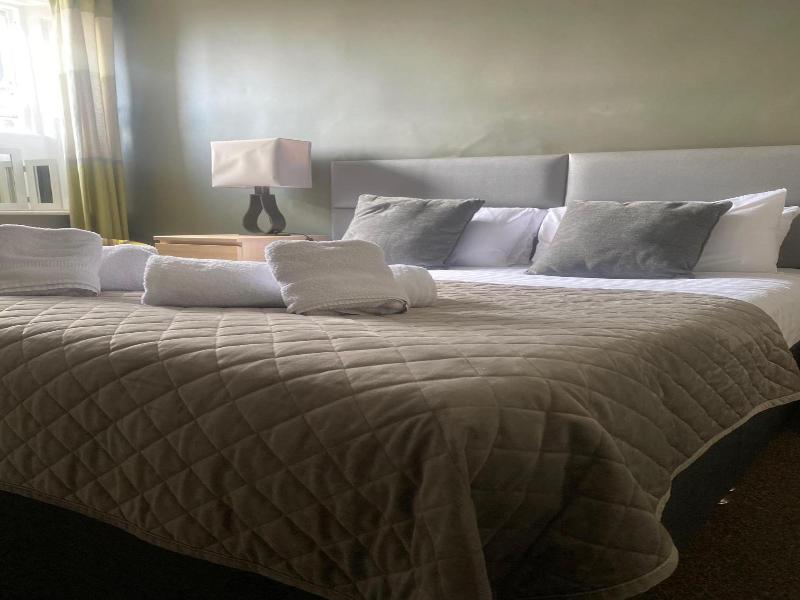 The Oaks Hotel image