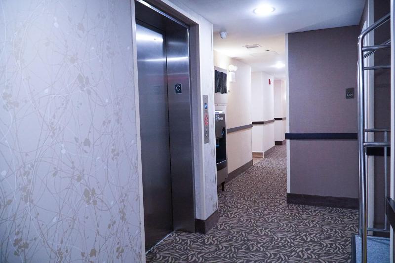 Hotel Mint Jfk Airport image