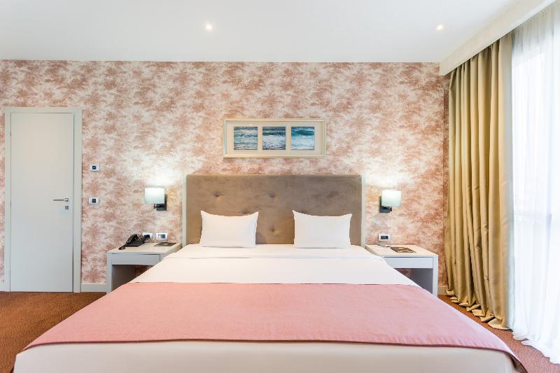The Grand Gloria Hotel image