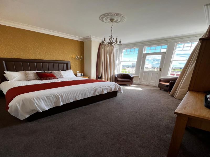 Queenswood Hotel image