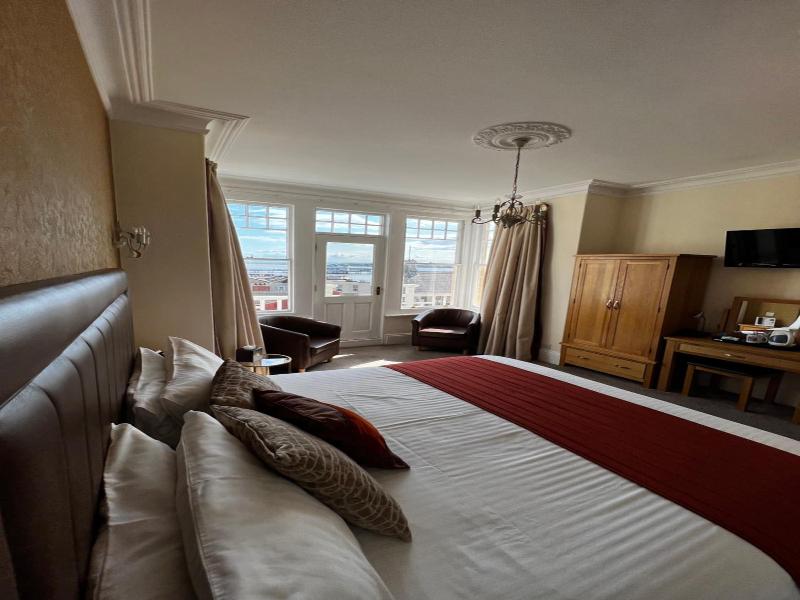 Queenswood Hotel image