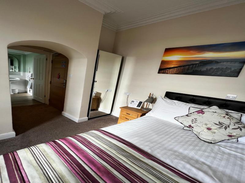 Queenswood Hotel image
