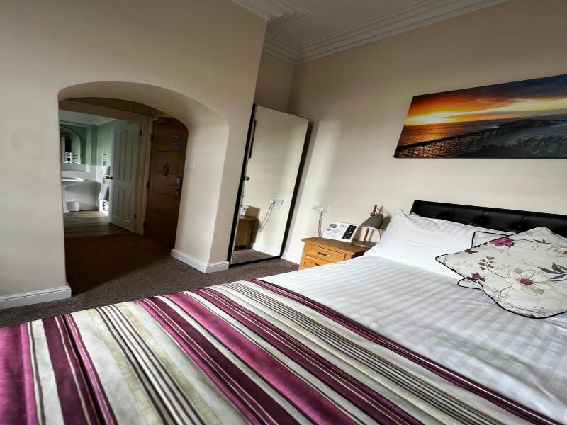 Queenswood Hotel image