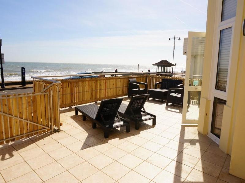 Shoreside Inn image