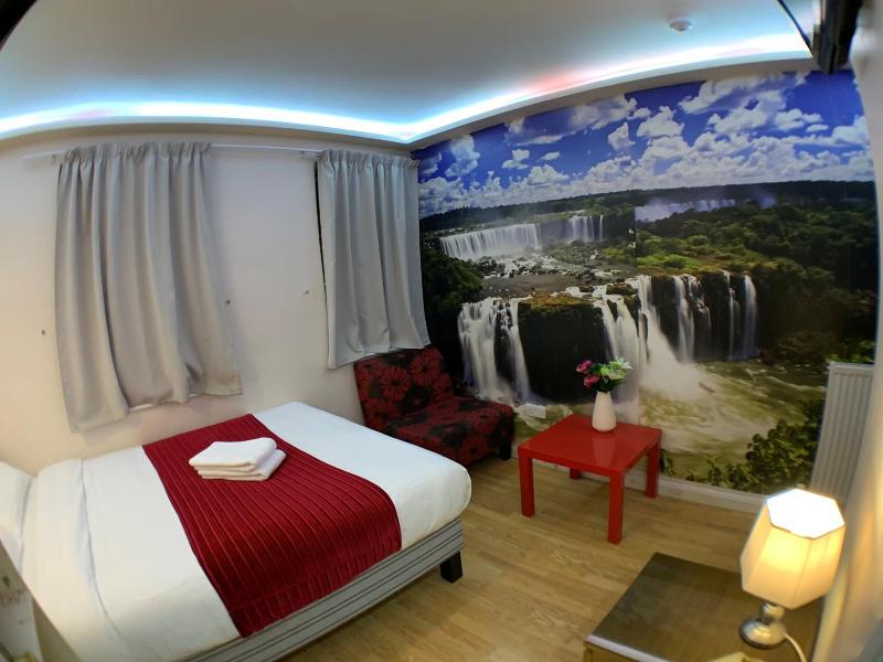 Barking Hotel image