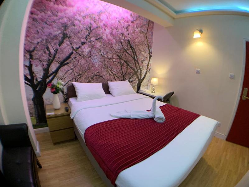 Barking Hotel image