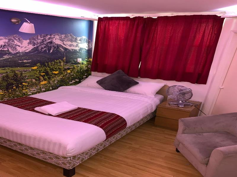 Barking Hotel image