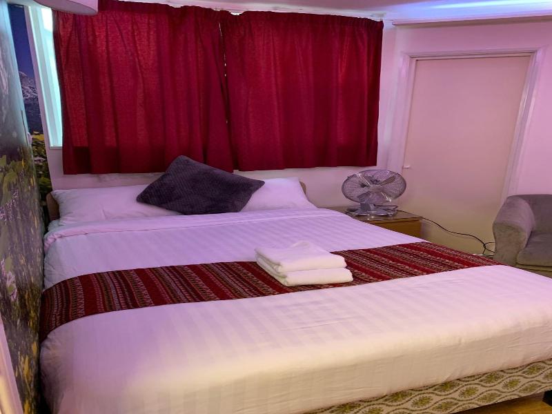 Barking Hotel image
