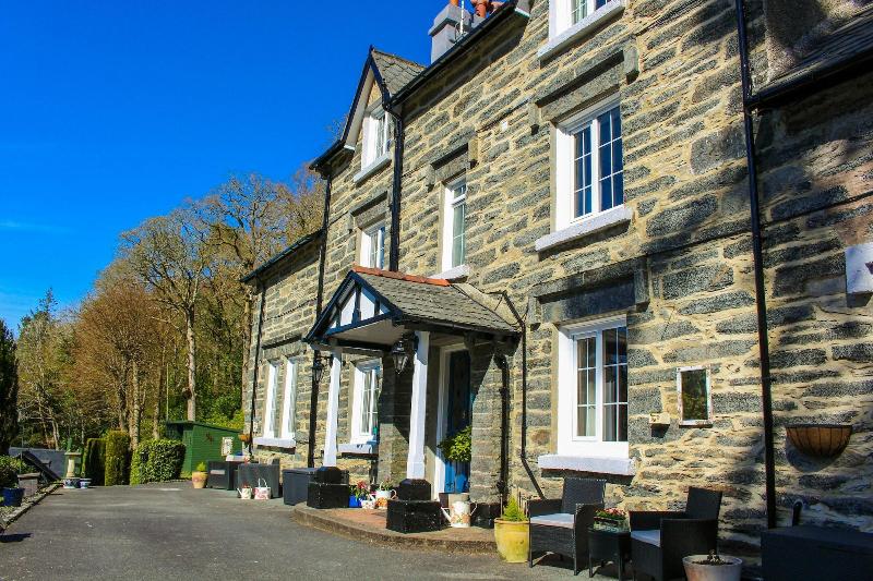 Glyntwrog House image