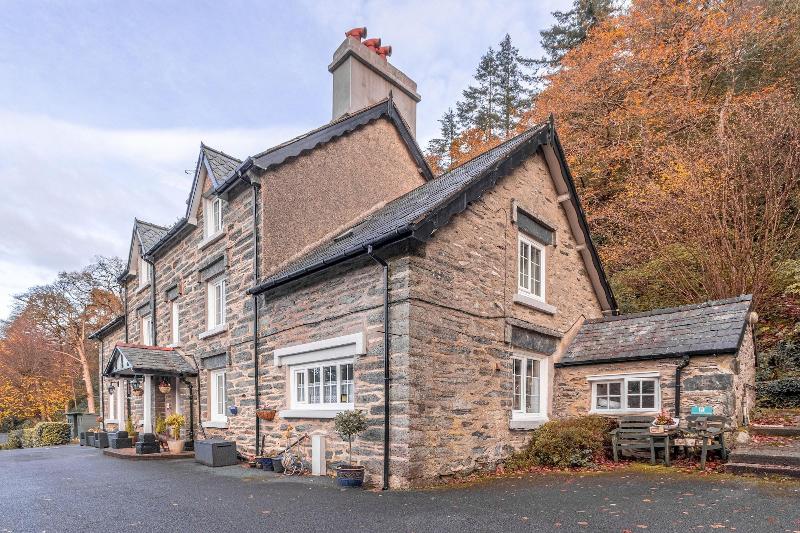 Glyntwrog House image