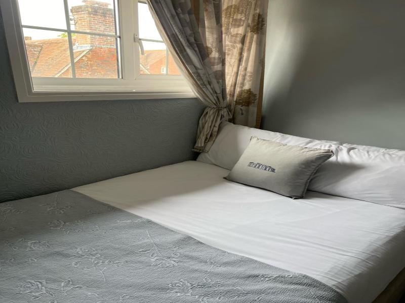 Fairlawn House image