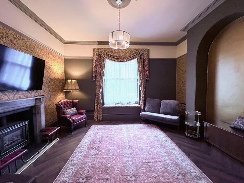 Fairlawn House image