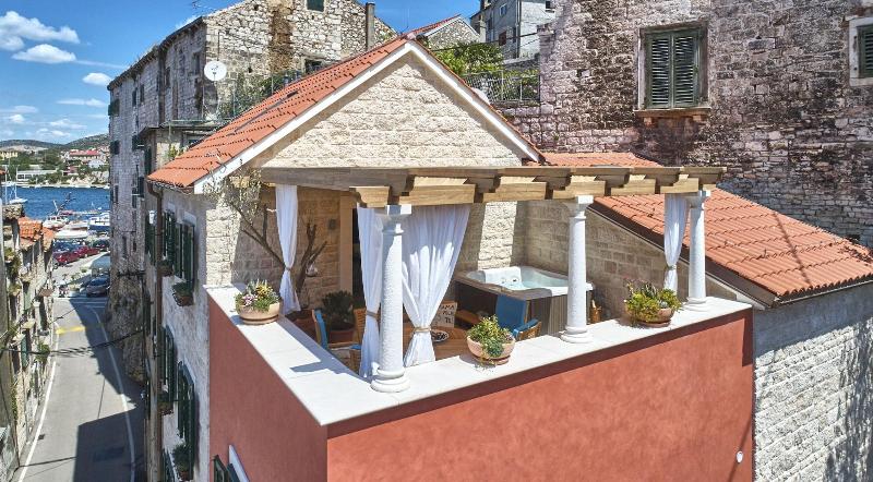 Villa Pergola image