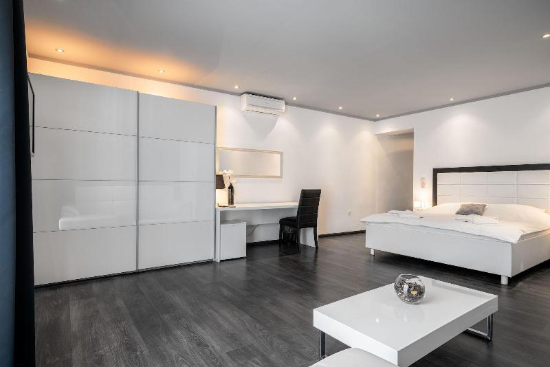 The suites-Small luxury living image