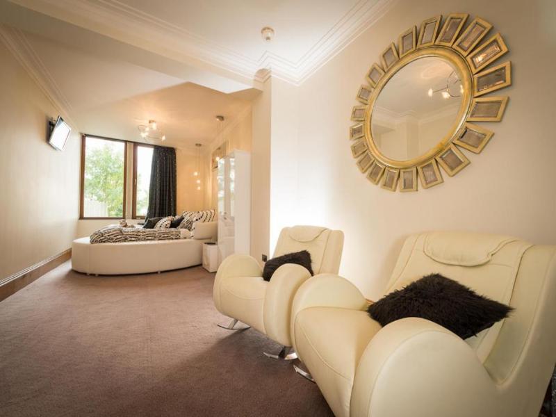 The Saddleworth Hotel image