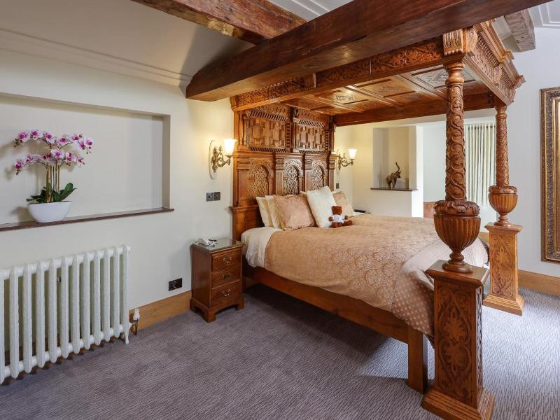 The Saddleworth Hotel image