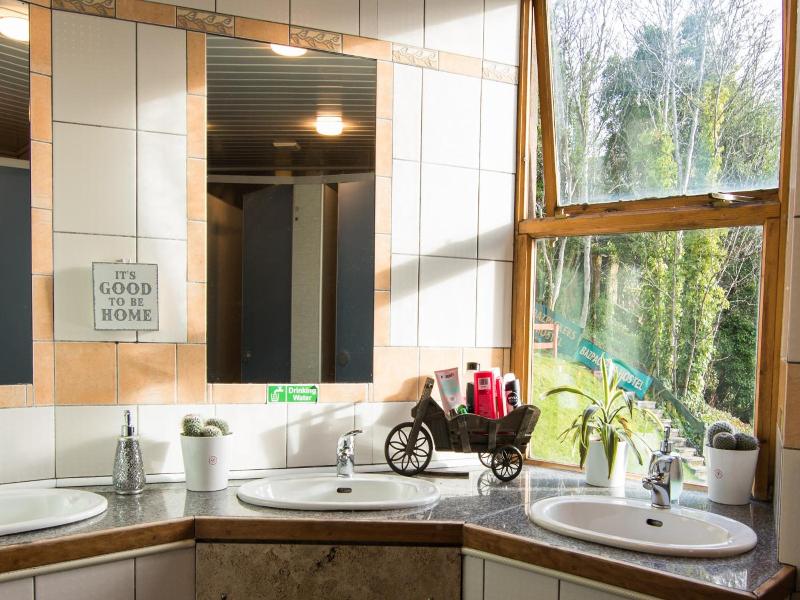 Bazpackers Hostel image