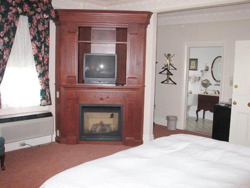 Bird In Hand Village Inn & Suites image