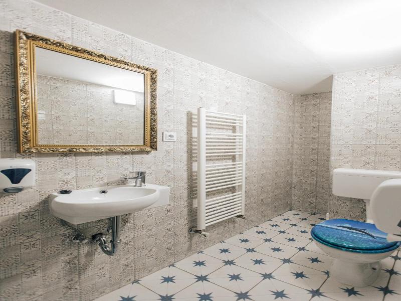 Palmers Lodge Hostel image