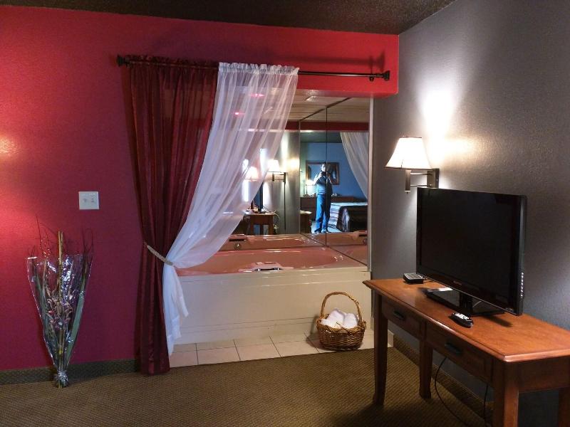 Madelia Hotel & Suites image