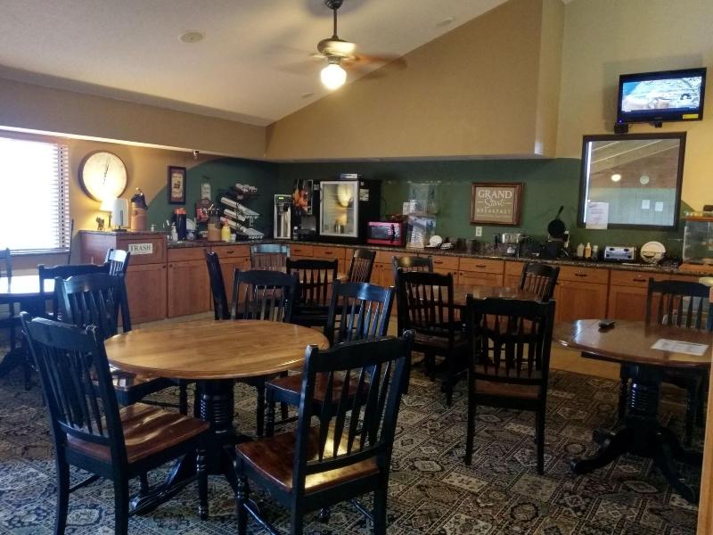 Madelia Hotel & Suites image