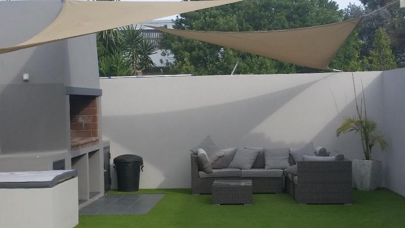 Two Fat Owls Guesthouse image