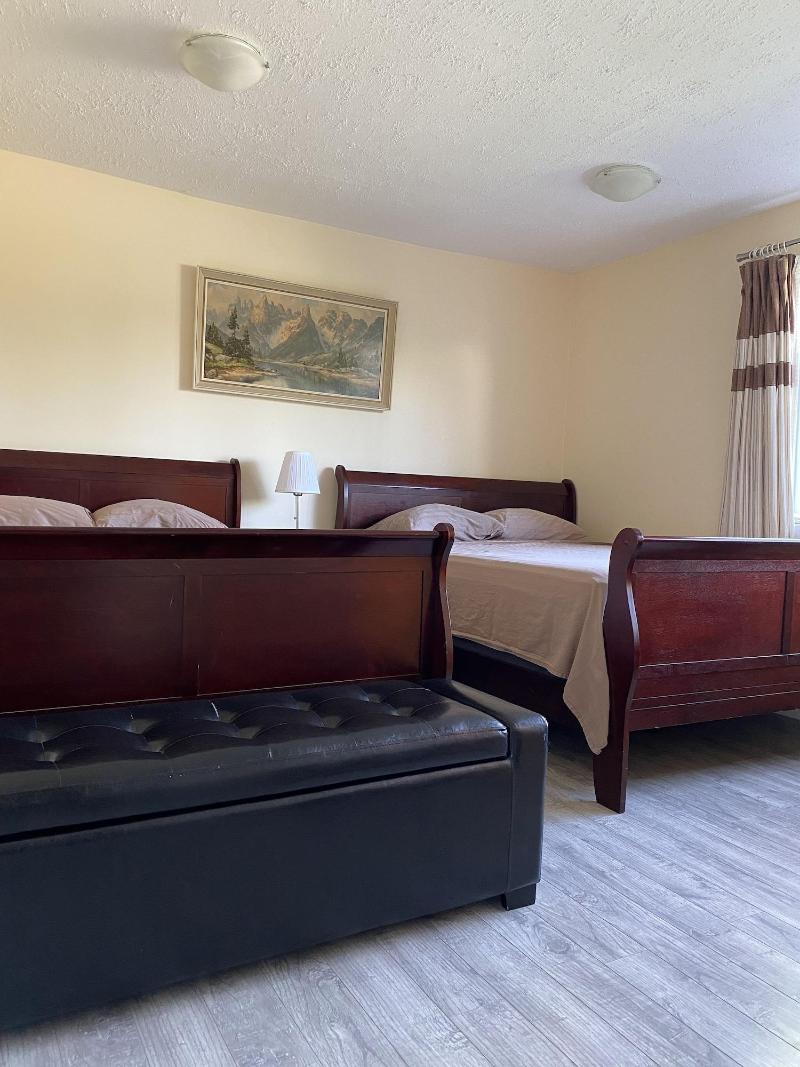 YVR Vickie's Bed and Breakfast image