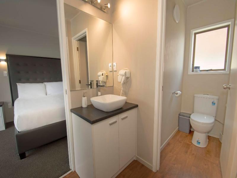 Middlemore Motel image
