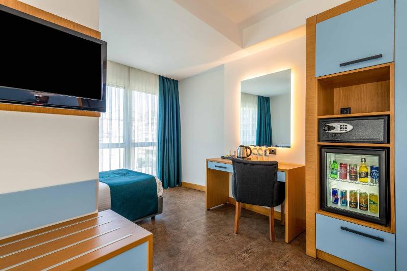 Big Box Hotel image